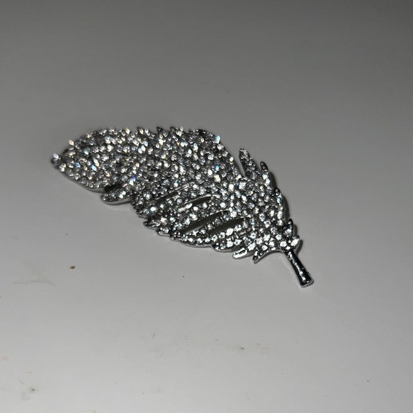 Elegant Silver Feather Brooch - Picture 1 of 2